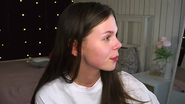 Snapshot of EarthaLevra chatting on April 2026 07:27:01 PM EarthaLevra online show from April 2026 07:27:01 PM