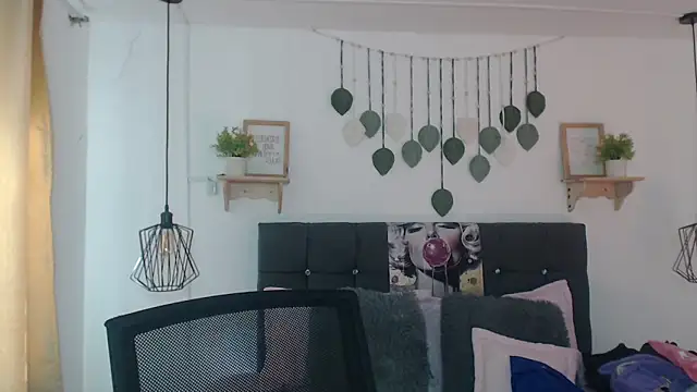 Emma hassani online show from April 2026 02:06:01 PM