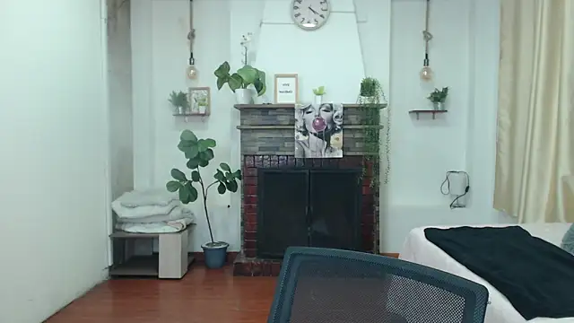 Emma hassani online show from April 2026 01:26:01 PM