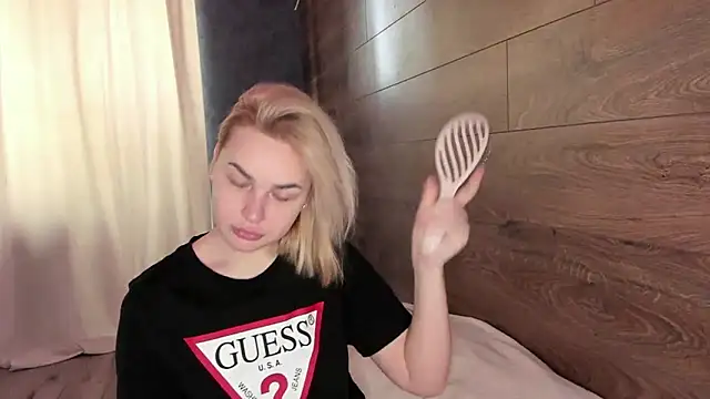 Snapshot of AmmyLuu chatting on April 2026 10:36:01 AM AmmyLuu online show from April 2026 10:36:01 AM