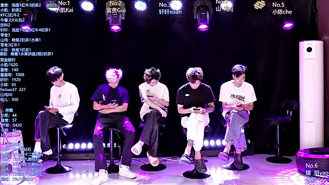 Snapshot of AOA-boy chatting on May 2026 11:10:02 PM AOA-boy online show from May 2026 11:10:02 PM