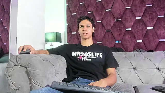 Snapshot of TonyBenedetti chatting on July 2026 09:39:01 PM TonyBenedetti online show from July 2026 09:39:01 PM