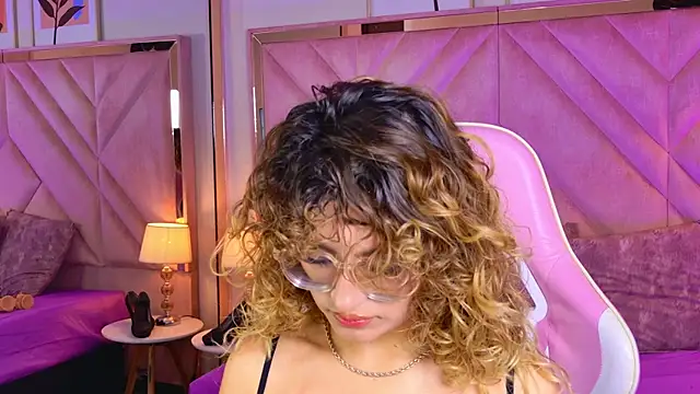 Snapshot of emilyjonesss_ chatting on April 2026 07:48:01 PM emilyjonesss online show from April 2026 07:48:01 PM