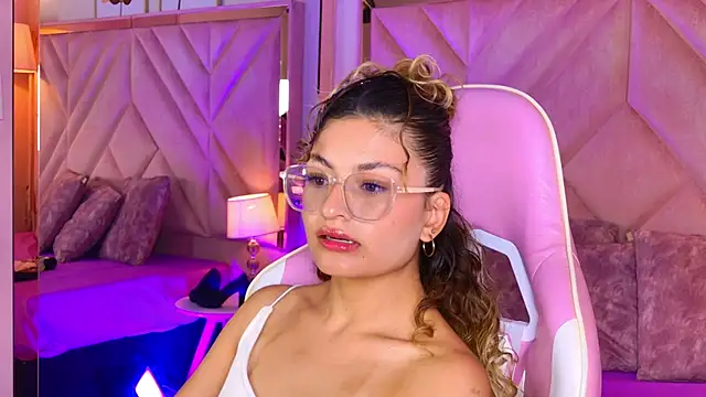 Snapshot of emilyjonesss_ chatting on April 2026 08:25:02 PM emilyjonesss online show from April 2026 08:25:02 PM