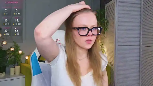 Snapshot of Sophie_Peach_ chatting on April 2026 02:37:01 PM Sophie Peach online show from April 2026 02:37:01 PM