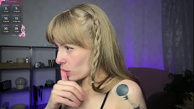 Snapshot of RosaMoore chatting on April 2026 02:52:02 PM RosaMoore online show from April 2026 02:52:02 PM