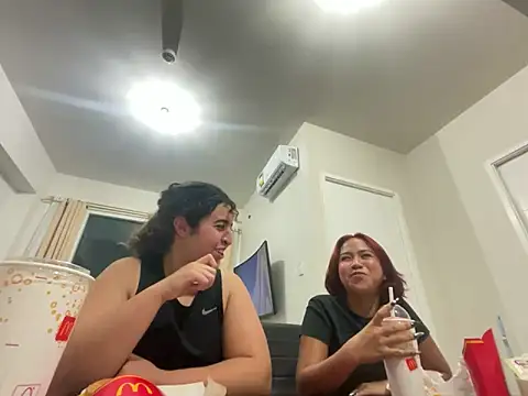 Snapshot of yassiestar chatting on April 2026 03:50:02 PM yassiestar online show from April 2026 03:50:02 PM