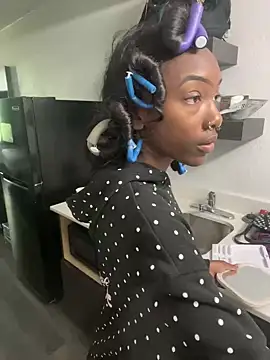 Snapshot of Loopsies chatting on April 2026 04:30:02 PM Loopsies online show from April 2026 04:30:02 PM