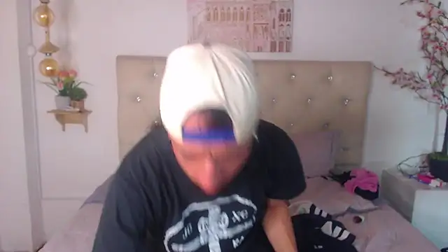 Snapshot of Rommen_N_Zoe chatting on April 2026 01:05:02 AM Rommen N Zoe online show from April 2026 01:05:02 AM