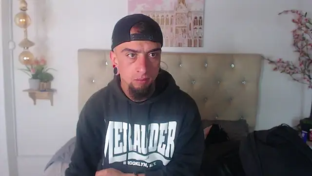 Snapshot of Rommen_N_Zoe chatting on April 2026 01:21:01 AM Rommen N Zoe online show from April 2026 01:21:01 AM