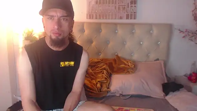 Snapshot of Rommen_N_Zoe chatting on April 2026 01:43:01 AM Rommen N Zoe online show from April 2026 01:43:01 AM