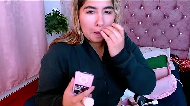 Sofiazaf  online show from April 2026 12:28:01 PM