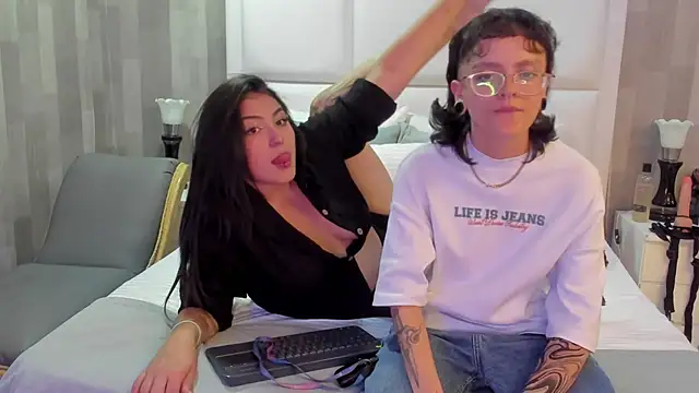 Snapshot of CaliferAndAurora chatting on March 2026 08:13:02 PM CaliferAndAurora online show from March 2026 08:13:02 PM