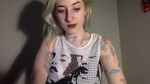 Snapshot of EmmyWet chatting on March 2026 09:32:02 PM EmmyWet online show from March 2026 09:32:02 PM