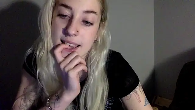 Snapshot of EmmyWet chatting on March 2026 07:29:01 PM EmmyWet online show from March 2026 07:29:01 PM