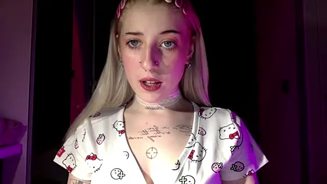 Snapshot of EmmyWet chatting on April 2026 07:44:02 PM EmmyWet online show from April 2026 07:44:02 PM