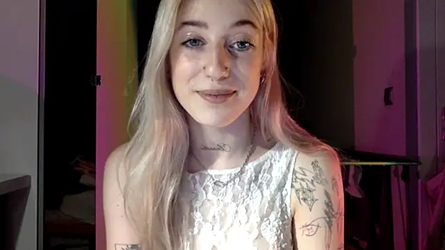 Snapshot of EmmyWet chatting on April 2026 06:21:01 PM EmmyWet online show from April 2026 06:21:01 PM