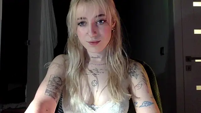 Snapshot of EmmyWet chatting on April 2026 08:15:01 PM EmmyWet online show from April 2026 08:15:01 PM