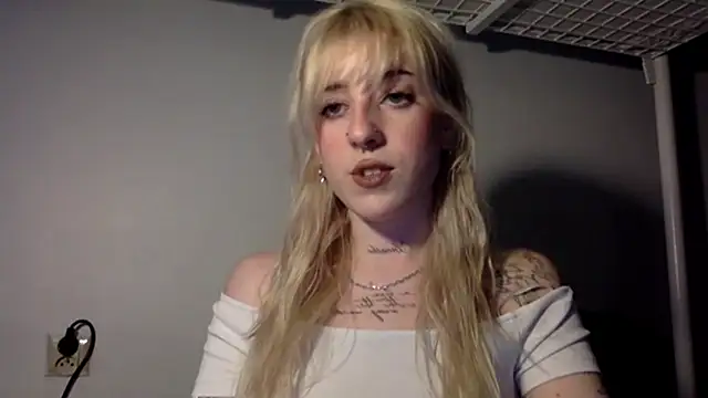 Snapshot of EmmyWet chatting on May 2026 06:13:01 PM EmmyWet online show from May 2026 06:13:01 PM
