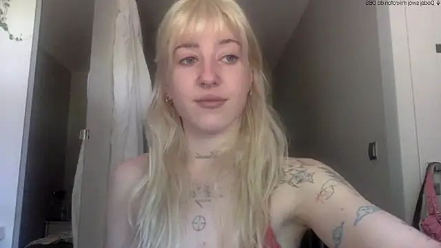 Snapshot of EmmyWet chatting on May 2026 11:08:02 AM EmmyWet online show from May 2026 11:08:02 AM
