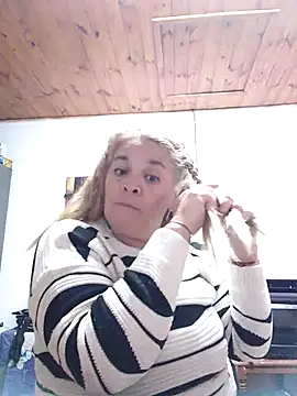 Snapshot of momismilf544 chatting on May 2026 11:32:01 PM momismilf544 online show from May 2026 11:32:01 PM