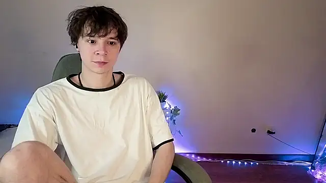 Snapshot of AnthonyCuutie chatting on May 2026 04:40:02 AM AnthonyCuutie online show from May 2026 04:40:02 AM