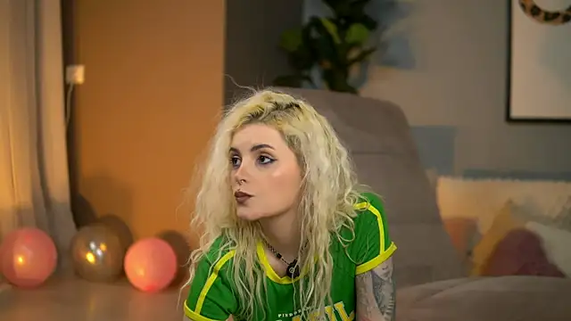 Snapshot of AndiaHart chatting on April 2026 09:48:02 AM AndiaHart online show from April 2026 09:48:02 AM