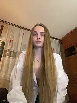 Snapshot of LunaVey chatting on June 2026 06:18:02 PM LunaVey online show from June 2026 06:18:02 PM