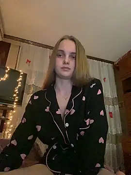 Snapshot of LunaVey chatting on June 2026 06:23:01 PM LunaVey online show from June 2026 06:23:01 PM