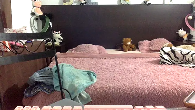 mommy-Milf online show from April 2026 02:05:01 AM