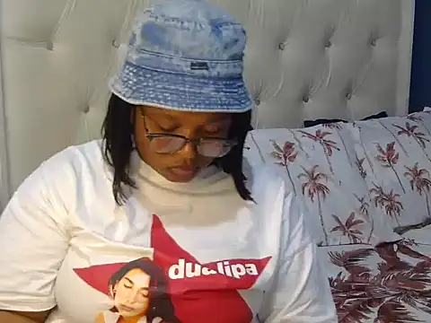 Snapshot of Cuddle_Zee chatting on May 2026 02:25:02 PM Cuddle Zee online show from May 2026 02:25:02 PM