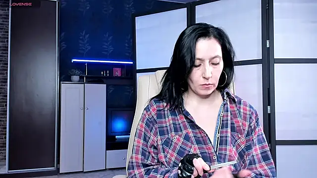 Snapshot of Lucky_Milf chatting on April 2026 03:42:02 PM Lucky Milf online show from April 2026 03:42:02 PM