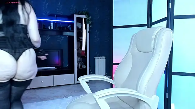 Snapshot of Lucky_Milf chatting on June 2026 12:42:02 PM Lucky Milf online show from June 2026 12:42:02 PM
