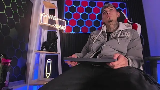 Max Hader  online show from March 2026 03:33:02 AM