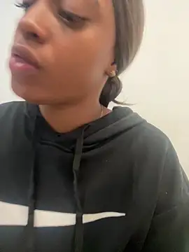 Snapshot of LiaTrainor chatting on April 2026 12:28:01 PM LiaTrainor online show from April 2026 12:28:01 PM