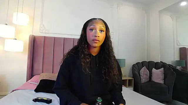 Snapshot of LiaTrainor chatting on April 2026 12:28:01 PM LiaTrainor online show from April 2026 12:28:01 PM