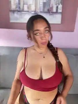 Snapshot of Im_Luuu chatting on April 2026 01:20:02 PM Im Luuu online show from April 2026 01:20:02 PM