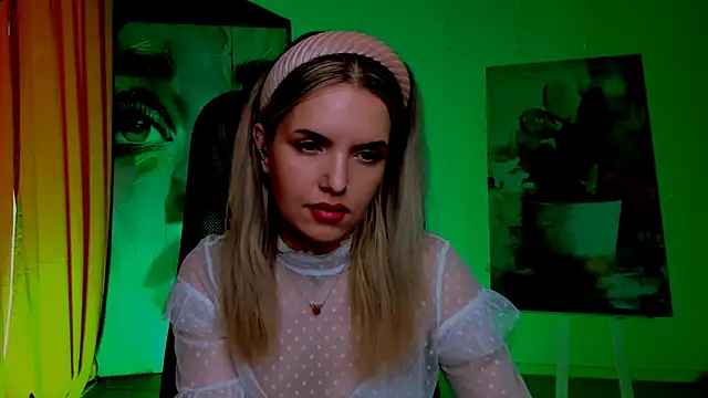 Snapshot of AliceSmite chatting on April 2026 01:27:01 PM AliceSmite online show from April 2026 01:27:01 PM