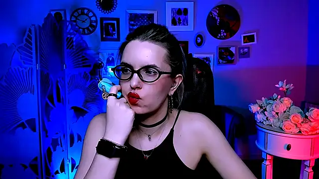 Snapshot of AliceSmite chatting on April 2026 12:29:02 PM AliceSmite online show from April 2026 12:29:02 PM