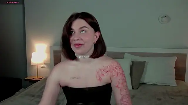 Snapshot of HermioneMoon chatting on March 2026 04:19:01 PM HermioneMoon online show from March 2026 04:19:01 PM