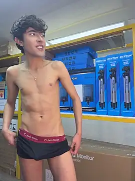 Snapshot of MatthewMoore_ chatting on April 2026 06:19:01 AM MatthewMoore online show from April 2026 06:19:01 AM