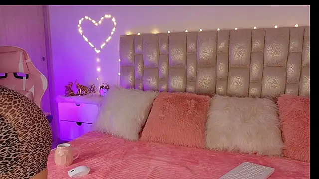 Snapshot of BlossomNicol chatting on March 2026 05:13:01 AM BlossomNicol online show from March 2026 05:13:01 AM