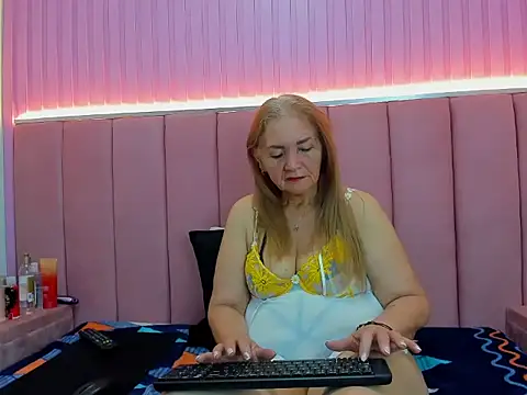 queenstarhy online show from June 2026 04:10:01 PM