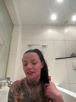 Snapshot of SkinnyLilly chatting on May 2026 10:58:01 PM SkinnyLilly online show from May 2026 10:58:01 PM
