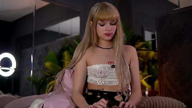 Snapshot of BrattyScarlet chatting on March 2026 07:12:02 AM BrattyScarlet online show from March 2026 07:12:02 AM