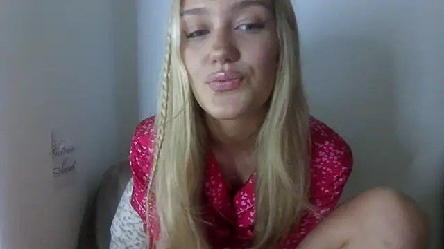 misslaylaV online show from May 2026 08:28:01 PM