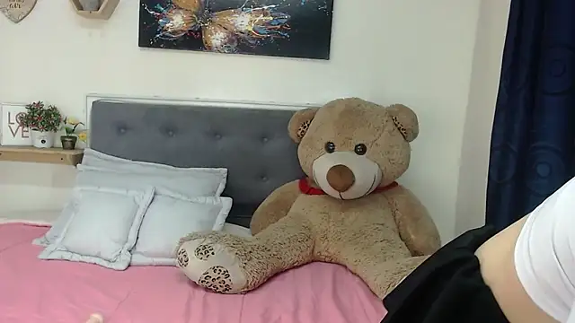 Snapshot of Celeste__London chatting on April 2026 05:43:01 PM Celeste London online show from April 2026 05:43:01 PM