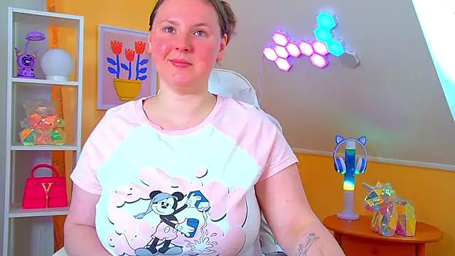 Snapshot of MelodyMoores chatting on April 2026 06:38:02 AM MelodyMoores online show from April 2026 06:38:02 AM