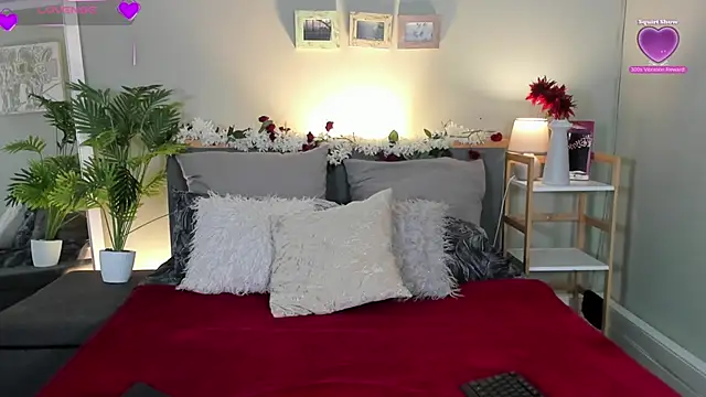 Snapshot of NaughtyTyra chatting on April 2026 06:38:02 AM NaughtyTyra online show from April 2026 06:38:02 AM