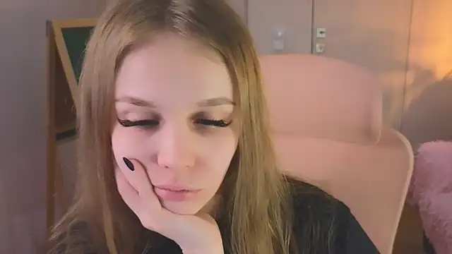 Snapshot of Selens_hells_weet chatting on May 2026 02:43:01 PM Selens hells weet online show from May 2026 02:43:01 PM